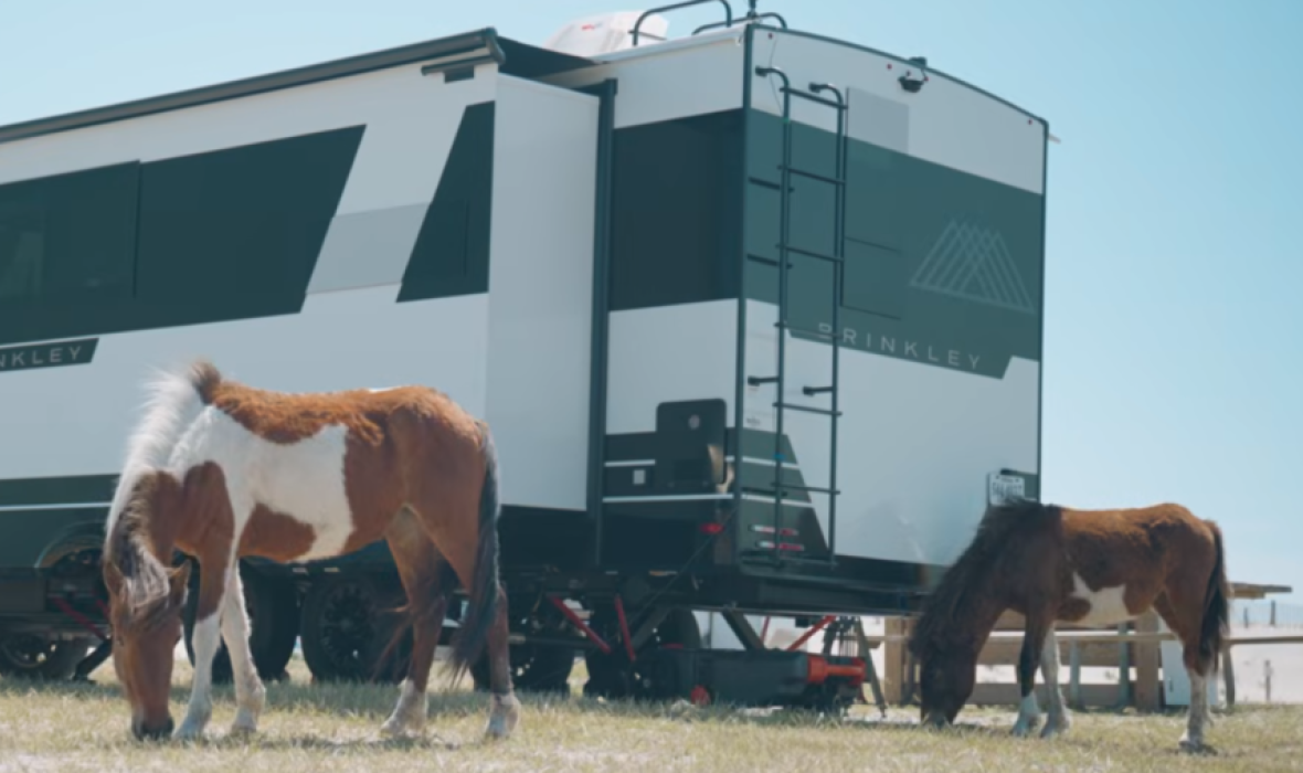 Towable RV with horses_h