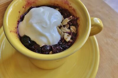 Breakfast Blueberry Crisp in a Mug