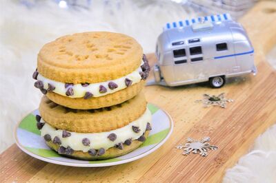 Shortbread Cookies with White Chocolate Ganache Filling