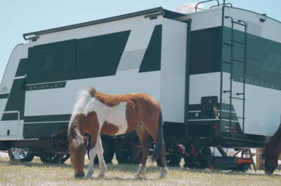 Towable RV with horses_h