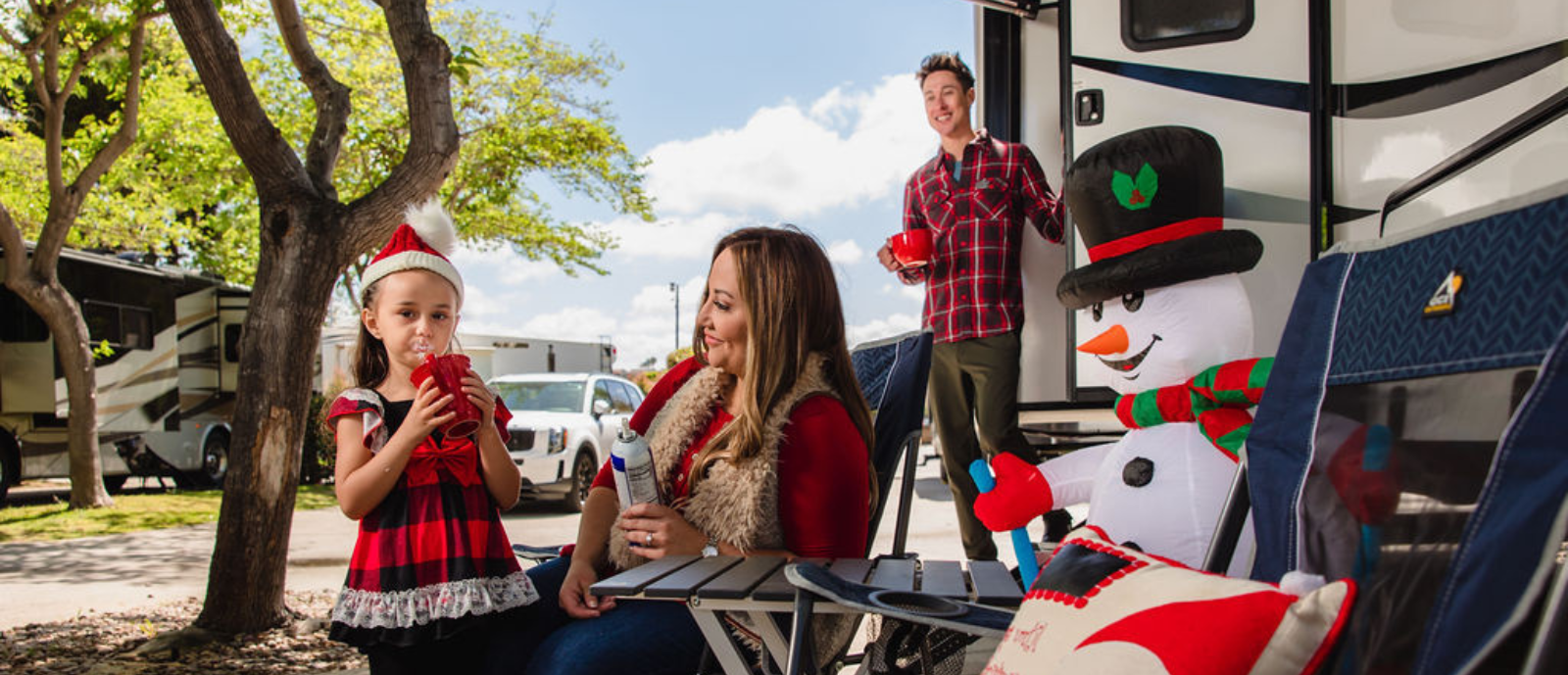 Family RV camping over the holidays_h