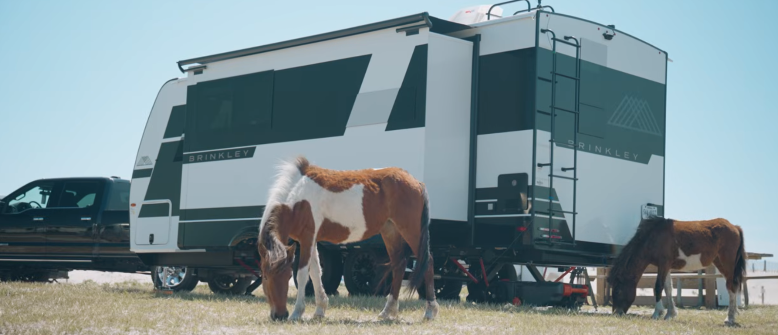 Towable RV with horses_h